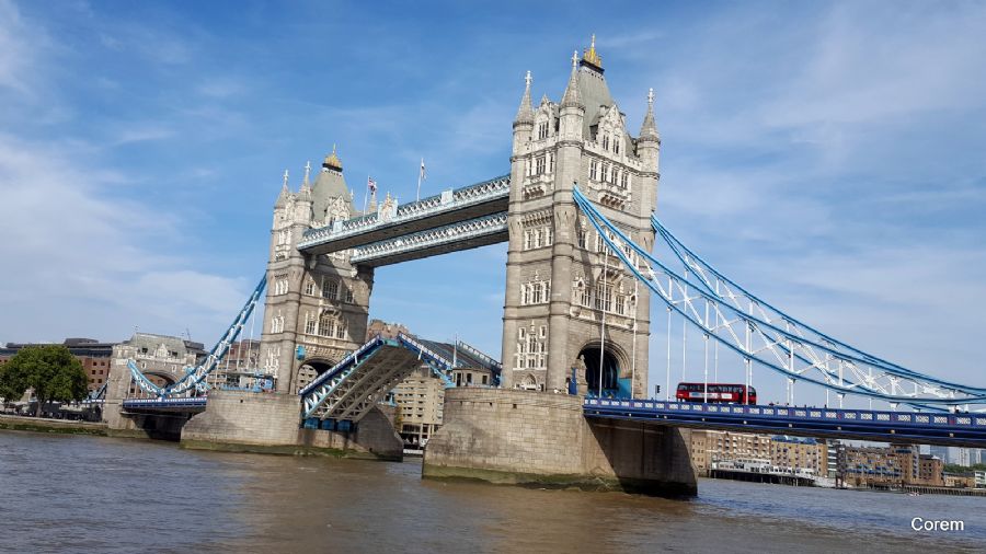 גשר המגדל מתרומם